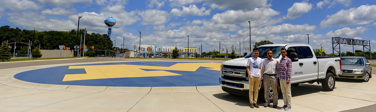 Mcity photo with team and vehicles